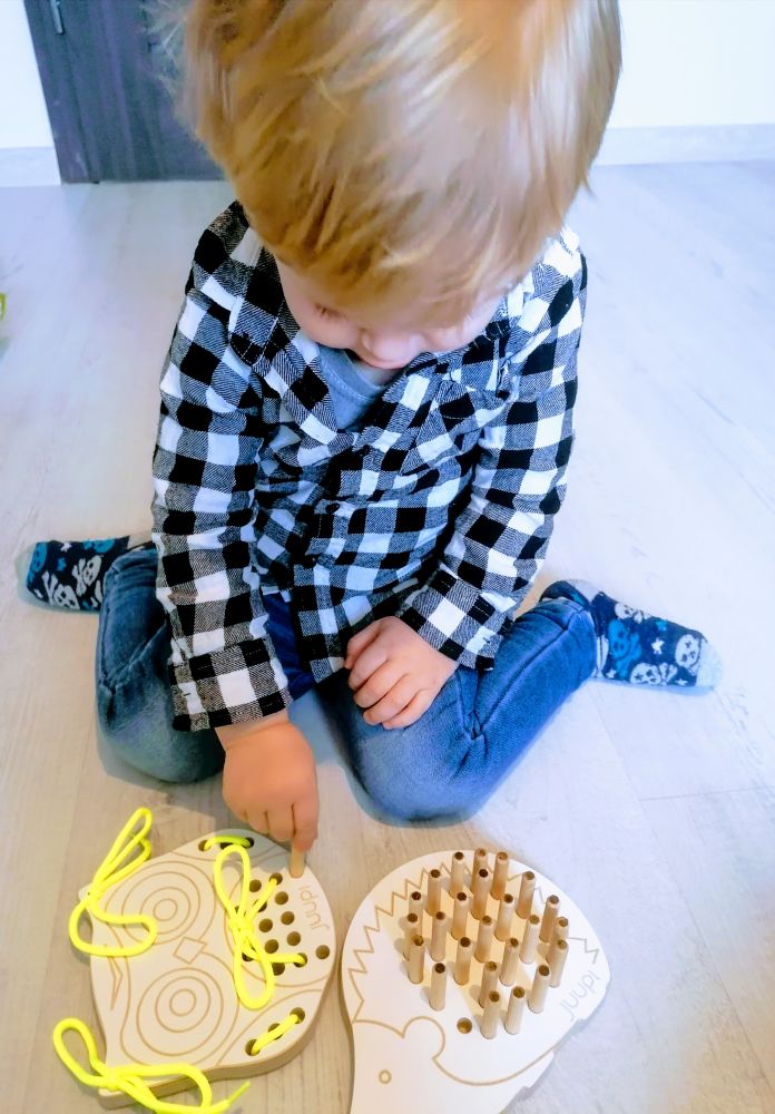 Zabawki Montessori, które ćwiczą małe rączki